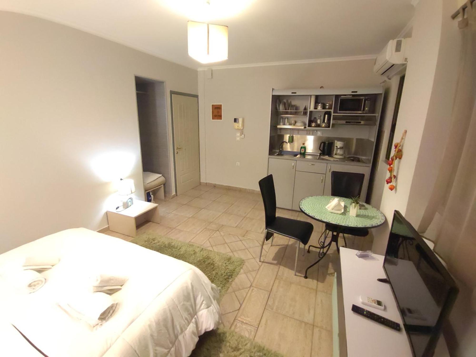 Central Studio - Fully Equiped. Ideal For Couples Patras Exterior foto
