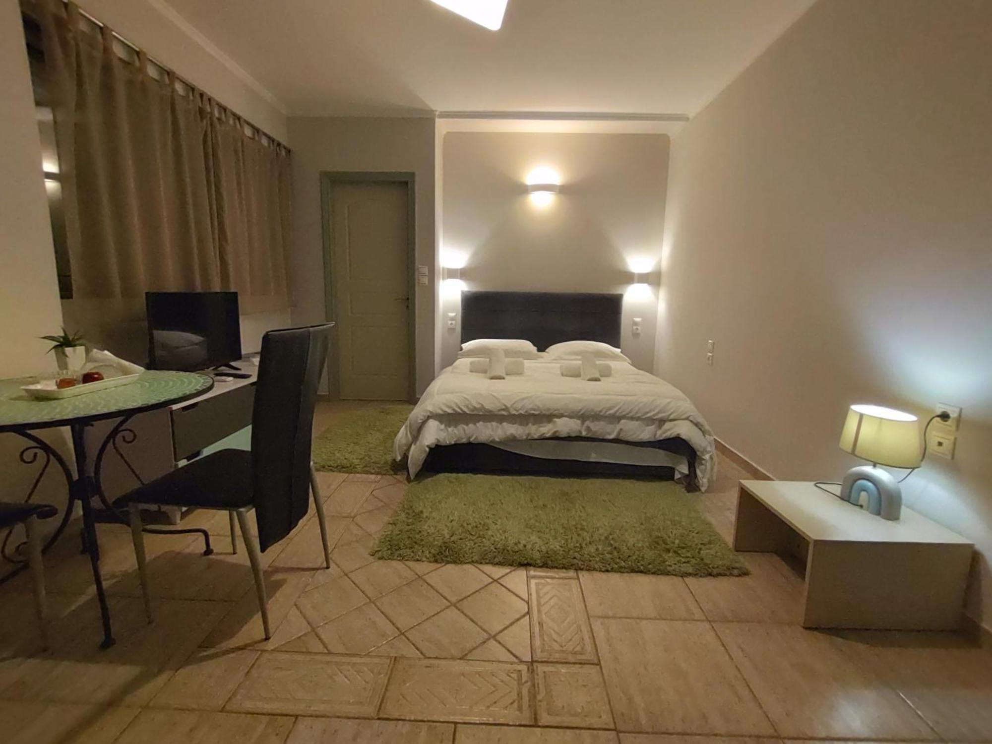 Central Studio - Fully Equiped. Ideal For Couples Patras Exterior foto